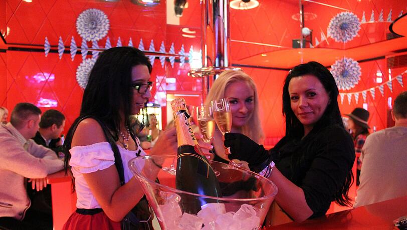 Prostituierte aus dem ganzen Bundesgebiet und dem Ausland reisen an, um während der Wiesn in München zu arbeiten. So auch im Leierkasten. Die Bilder. Prostituierte aus dem ganzen Bundesgebiet und dem Ausland reisen an, um während der Wiesn in München zu arbeiten. So auch im Leierkasten. Die Bilder.