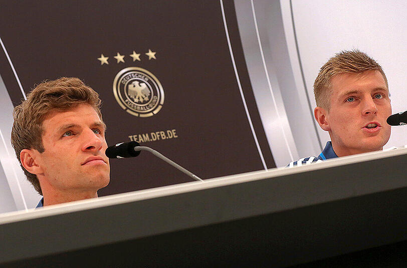 In der Nationalmannschaft vereint: Thomas Müller (links) und sein früherer Bayern-Kollege Toni Kroos, jetzt Real Madrid.