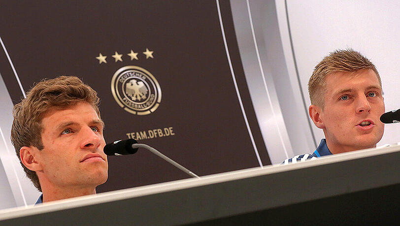 In der Nationalmannschaft vereint: Thomas Müller (links) und sein früherer Bayern-Kollege Toni Kroos, jetzt Real Madrid. In der Nationalmannschaft vereint: Thomas Müller (links) und sein früherer Bayern-Kollege Toni Kroos, jetzt Real Madrid.