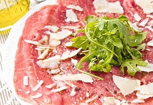 Vorspeise: Ein verführerisches Rinder-Carpaccio, servierfertig