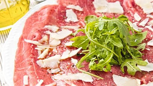 Vorspeise: Ein verführerisches Rinder-Carpaccio, servierfertig Vorspeise: Ein verführerisches Rinder-Carpaccio, servierfertig