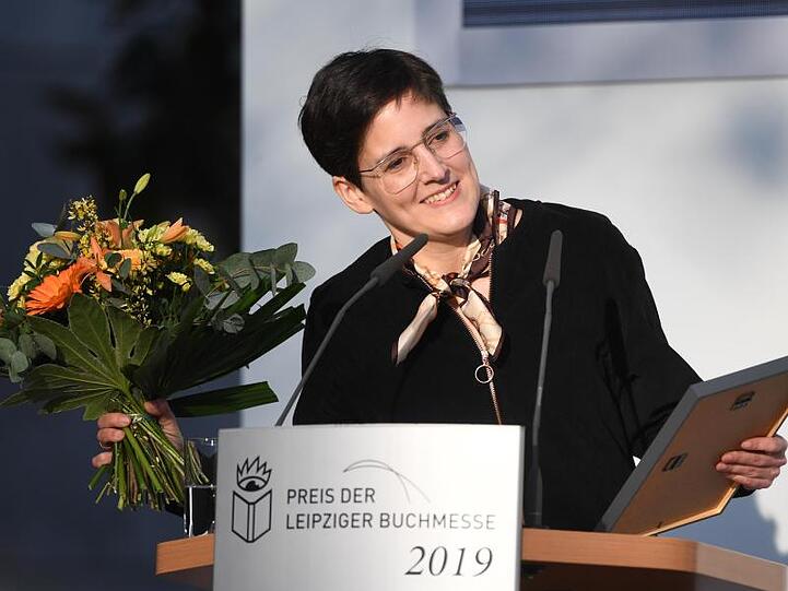 Anke Stelling bedankt sich für die Auszeichnung.