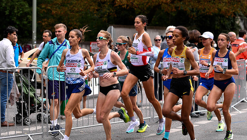 Auch beim Marathon der Frauen sieht man am Rand Helfer mit den typischen türkisen Outfits. Ohne sie könnte das Event nicht stattfinden.