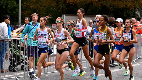 Auch beim Marathon der Frauen sieht man am Rand Helfer mit den typischen türkisen Outfits. Ohne sie könnte das Event nicht stattfinden.