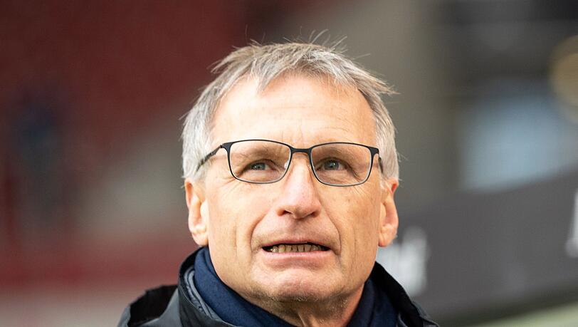 Michael Reschke geht durchs Stadion.