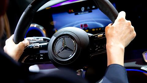 Mercedes-Benz hat erneut weniger Fahrzeuge verkauft. (Archivbild)