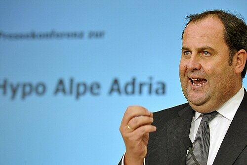Österreichs Finanzminister Josef Pröll gibt die Verstaatlichung der HGAA bekannt.