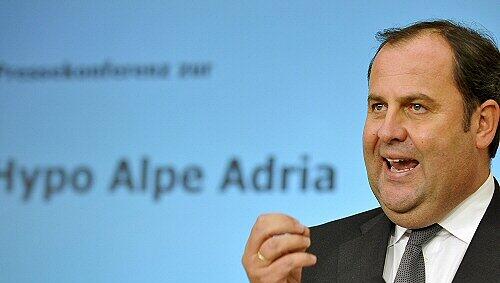 Österreichs Finanzminister Josef Pröll gibt die Verstaatlichung der HGAA bekannt. Österreichs Finanzminister Josef Pröll gibt die Verstaatlichung der HGAA bekannt.