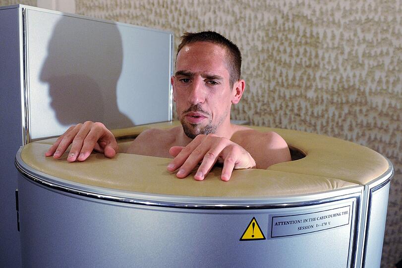 ...der Bayern-Star wendet die sogenannte Kryotherapie im Mannschaftshotel der französischen Nationalmannschaft an.