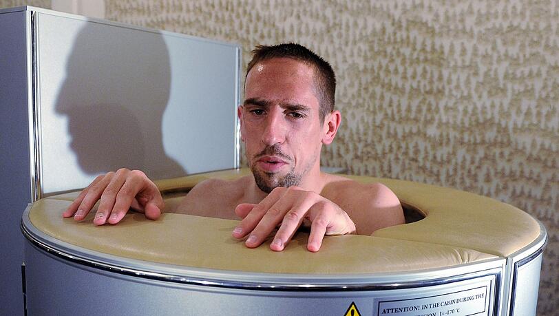 ...der Bayern-Star wendet die sogenannte Kryotherapie im Mannschaftshotel der französischen Nationalmannschaft an. ...der Bayern-Star wendet die sogenannte Kryotherapie im Mannschaftshotel der französischen Nationalmannschaft an.