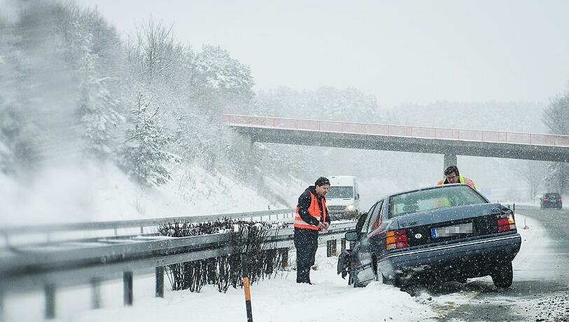 Ein Pkw steht auf der A70 bei Schirradorf (Bayern) nach einem Unfall auf schneebedeckter Fahrbahn an der Leitplanke. Ein Pkw steht auf der A70 bei Schirradorf (Bayern) nach einem Unfall auf schneebedeckter Fahrbahn an der Leitplanke.