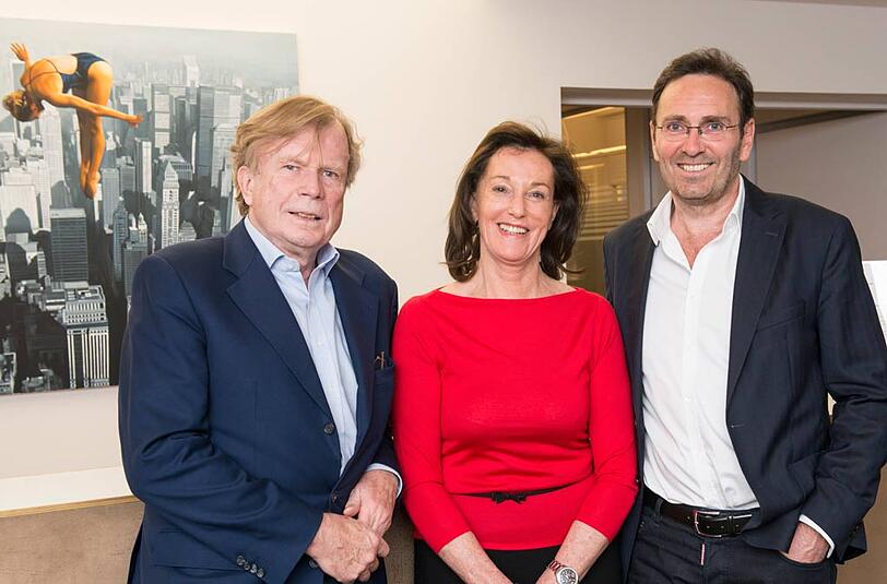 Bruno Reichart, Constance Neuhann-Lorenz und Erich Rembeck (r.), in dessen Praxis das AZ-Gespräch stattfindet.