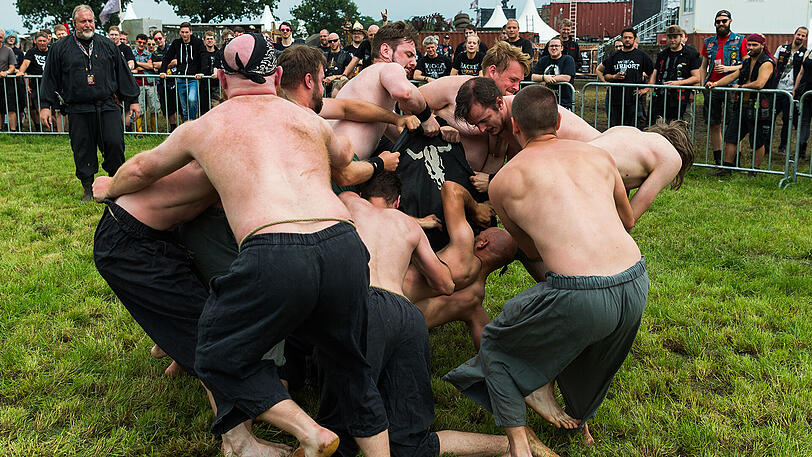 Das Wacken-Festival ist eröffnet. Die Bilder von Bier, Matsch und Fans.