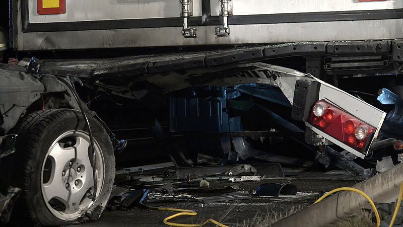 Das Ehepaar im Auto kam mit schwersten Verletzungen ins Krankenhaus. Der Lkw-Fahrer wurde zum Helden, weil er nach dem Unfall sofort das brennende Auto löschte. Die Bilder von der Unfallstelle.