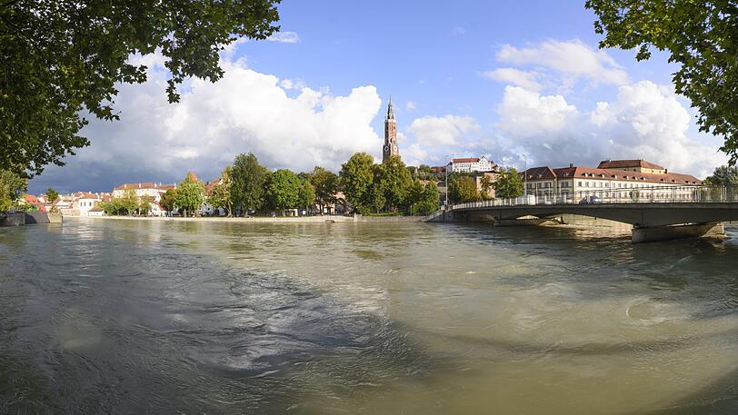 Wirklich naturnah ist die Isar an vielen Stellen der Stadt nun wirklich nicht. Das soll sich in den kommenden Jahren aber schrittweise ändern.