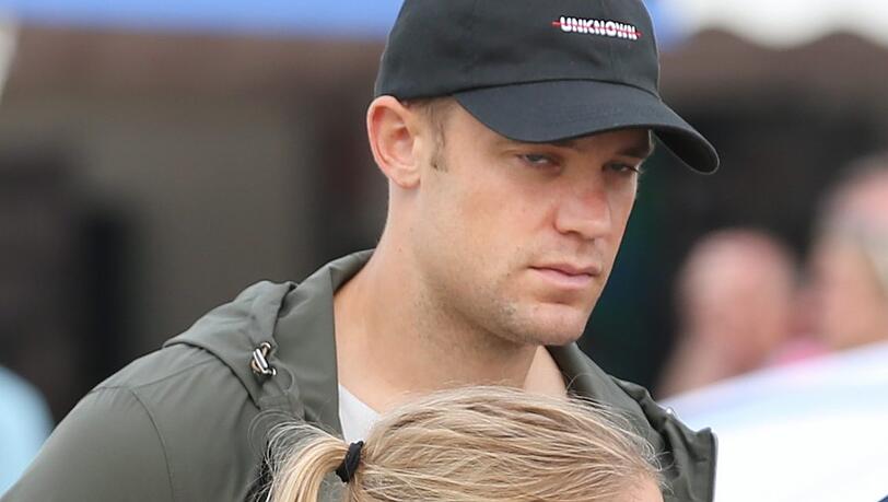 Fan Manuel Neuer steht am Reitplatz-Rand und unterstützt seine Nina. Fan Manuel Neuer steht am Reitplatz-Rand und unterstützt seine Nina.