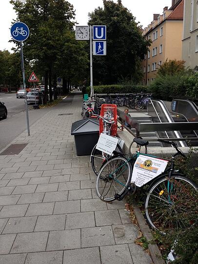 Die zwei Räder am Abgang zum U-Bahnhof Maillingerstraße bieten keinen erfreulichen Anblick.