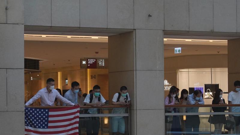 Demonstranten in einem Hongkonger Einkaufszentrum zeigen eine US-Flagge. Demonstranten in einem Hongkonger Einkaufszentrum zeigen eine US-Flagge.