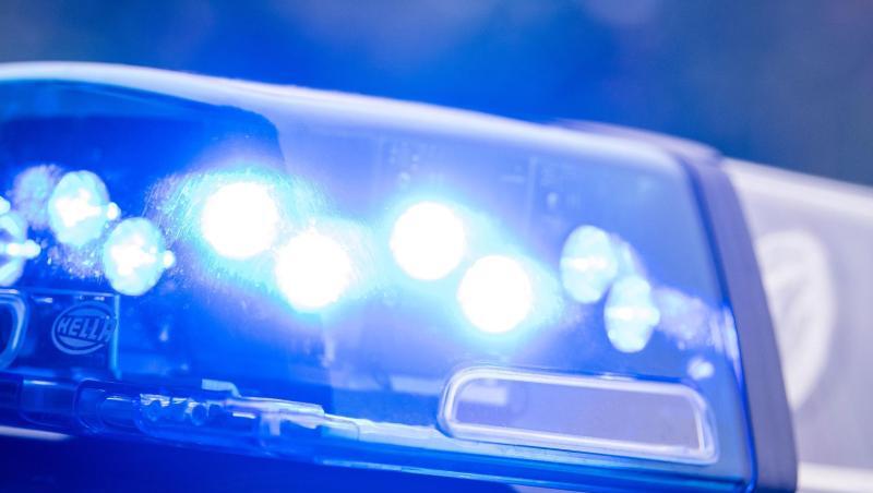 Ein Blaulicht leuchtet an einer Polizeistreife. Foto: Lino Mirgeler/Archivbild Ein Blaulicht leuchtet an einer Polizeistreife. Foto: Lino Mirgeler/Archivbild