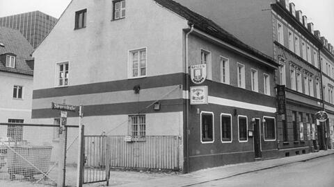 Das Bauernhäusl in der Siegesstraße 17 im Jahr 1975.