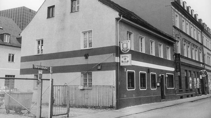 Das Bauernhäusl in der Siegesstraße 17 im Jahr 1975.