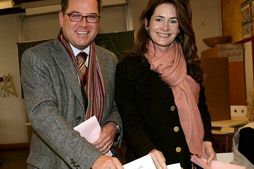 CSU-Kandidat Seppi Schmid wählte mit seiner Frau Natalie in Allach