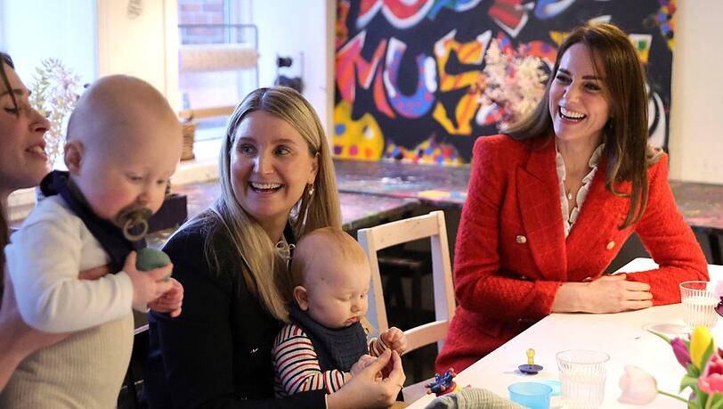 Herzogin Kate (r.) trifft in Kopenhagen auf junge Mütter mit ihren Babys.