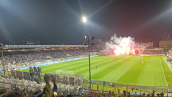 Die Essener Fans zündeten zu Beginn des Spiels zahlreiche Pyro-Fackeln.