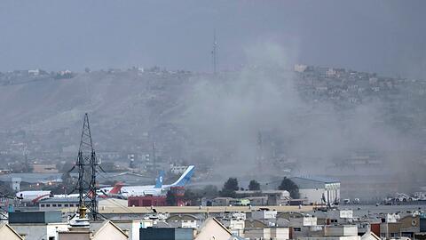 Rauch steigt am 26.08.2021 nach der tödlichen Explosion vor dem Flughafen in Afghanistans Hauptstadt Kabul auf.