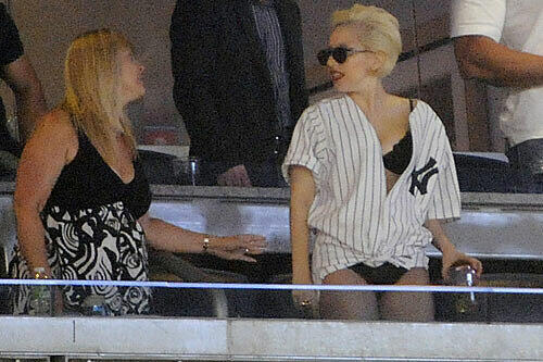 Lady Gaga beim Baseball: Mit Höschen und aufgeknöpftem Shirt