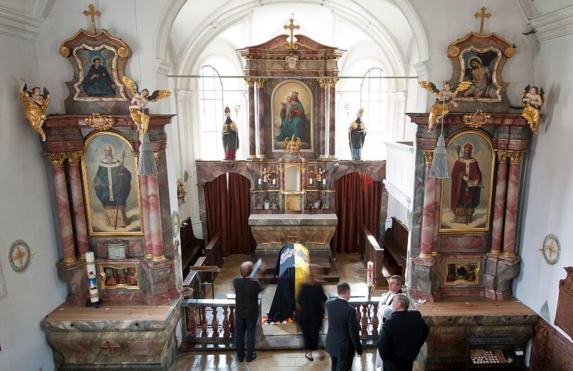 Der mit der Familienfahne bedeckte Sarg von Otto von Habsburg steht mit einem Ehrenspalier der Schützenkompanie Zirl aus Österreich, in der Sankt-Ulrichs-Kirche in Pöcking am Starnberger See, aufgebahrt am Altar.