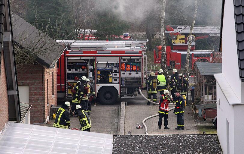 Eine Doppelhaushälfte in Aachen steht in Flammen. Drei kleine Kinder sterben in dem Inferno. Die Bilder vom Löscheinsatz.