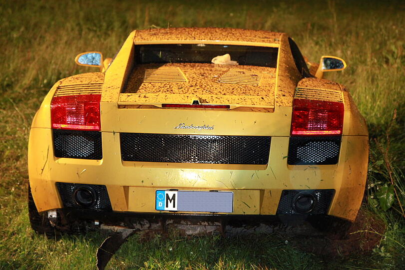 Auf regennasser Fahrbahn ist am Dienstagabend ein Münchner mit seinem Lamborghini von der Straße abgekommen und schwer verunglückt. Die Ursache war vermutlich überhöhte Geschwindigkeit. Der Fahrer musste schwer verletzt ins Krankenhaus eingeliefert werden. Die  Bilder von der Unfallstelle.