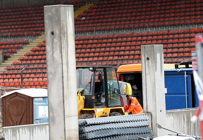 Beim offiziellen Rundgang am Donnerstag im Grünwalder Stadion wird präsentiert, wie weit die Sanierungsarbeiten sind. Wir haben die Baustelle vorab inspiziert - die Bilder vom Sechzgerstadion!
