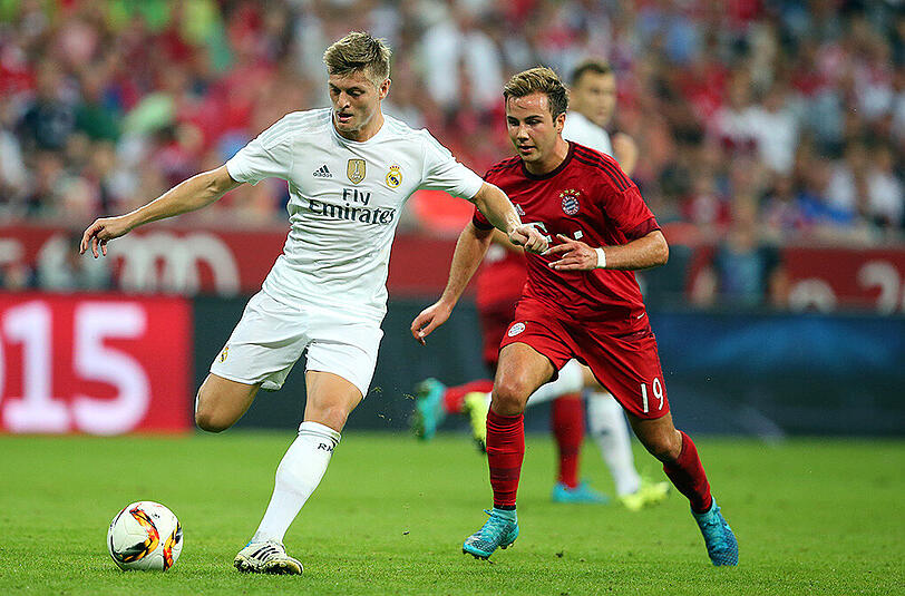 Real-Star Toni Kroos (links) im Duell mit Bayern-Star Mario Götze.