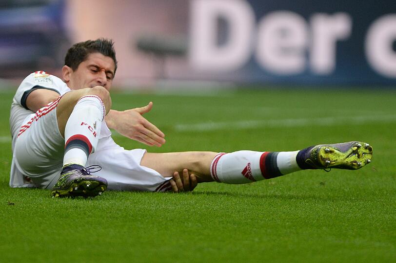 Fassungslosigkeit bei Robert Lewandowski: Soeben wurde er von Wiedwald ungestümt umgeräumt, doch der Pfiff des Schiedsrichters blieb aus.
