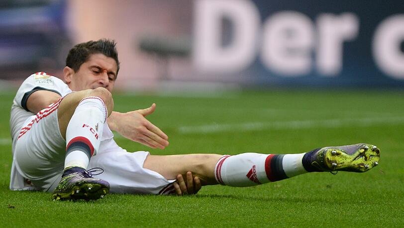 Fassungslosigkeit bei Robert Lewandowski: Soeben wurde er von Wiedwald ungestümt umgeräumt, doch der Pfiff des Schiedsrichters blieb aus. Fassungslosigkeit bei Robert Lewandowski: Soeben wurde er von Wiedwald ungestümt umgeräumt, doch der Pfiff des Schiedsrichters blieb aus.