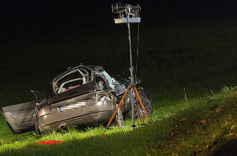 Nach dem Zusammenstoß wurde der 21-Jährige in seinem Audi-Wrack eingeklemmt. Er starb noch am Unfallort. Die Bilder vom Unfall.