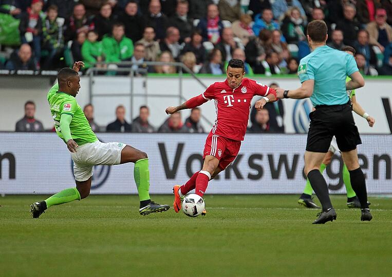 THIAGO: NOTE 2. Pausierte anders als Vidal und Alonso nicht. Der Spanier ist ja auch erst 26. Und frisch motiviert durch seine Vertragsverlängerung bis 2021. Will Bayern erst verlassen, wenn er eines Tages die Champions-League gewonnen hat. Hatte das Mittelfeld und seine Position total im Griff, verteilte die Bälle, initiierte die Angriffe. Raus nach 75 Minuten.