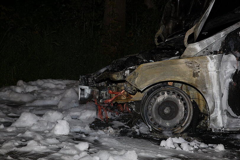 Der Fahrer konnte sich gerade noch in Sicherheit bringen, das Auto war jedoch nicht mehr zu retten.