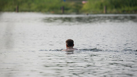 Der Mann war mit Freunden beim Baden, als es zum Unfall kam. (Symbolbild)