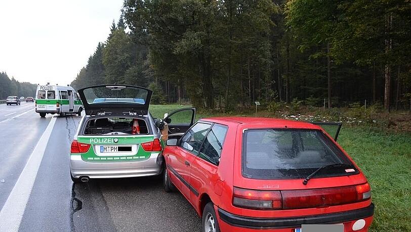 Fast eine Stunde dauerte die wilde Verfolgungsjagd, dann wurde der Mazda gestoppt. Fast eine Stunde dauerte die wilde Verfolgungsjagd, dann wurde der Mazda gestoppt.