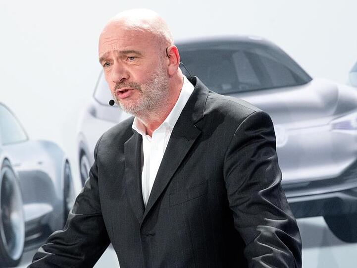 Bernd Osterloh, Betriebsratsvorsitzender Volkswagen AG, spricht bei einer Pressekonferenz im Volkswagen Werk.