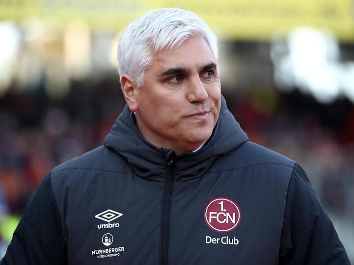 Der Nürnberger Sportdirektor Andreas Bornemann geht vor Spielbeginn über den Platz. Foto: Daniel Karmann