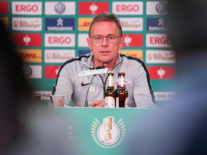 Leipzigs RB-Trainer und Sportdirektor Ralf Rangnick sitzt während der Pressekonferenz im Olympiastadion. Foto: Jan Woitas
