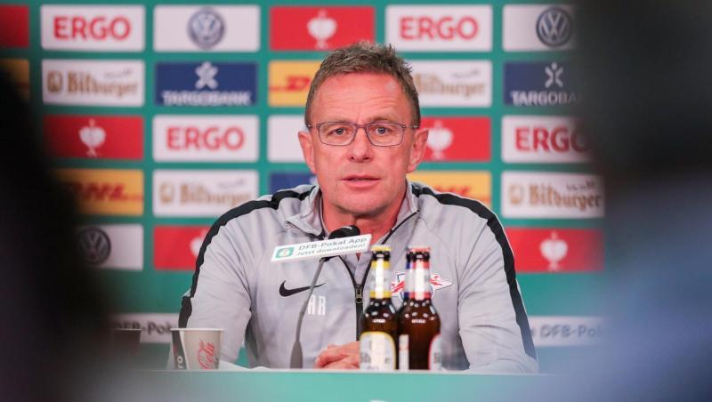Leipzigs RB-Trainer und Sportdirektor Ralf Rangnick sitzt während der Pressekonferenz im Olympiastadion. Foto: Jan Woitas