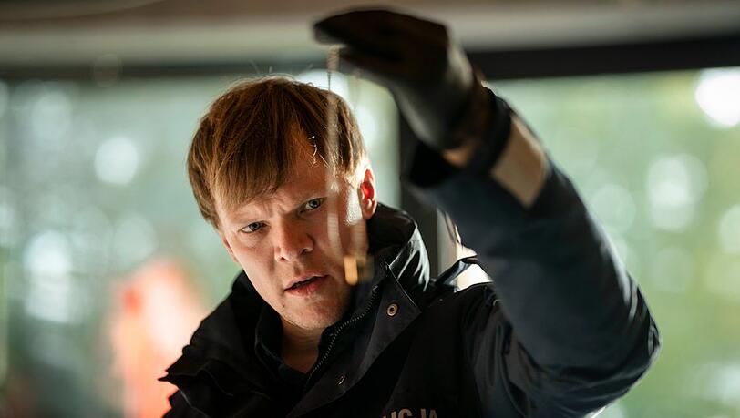 "Der Masuren-Krimi: Freund oder Feind": Leon Pawlak (Sebastian Hülk) erkennt am Tatort einen Anhänger wieder.