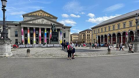 Eine Wiese und gepflegte Blumenbeete, wie am Gärtnerplatz, ergänzt mit Bänken, würden gut auf den Platz vor dem Nationaltheater passen, findet Christoph Sattler.