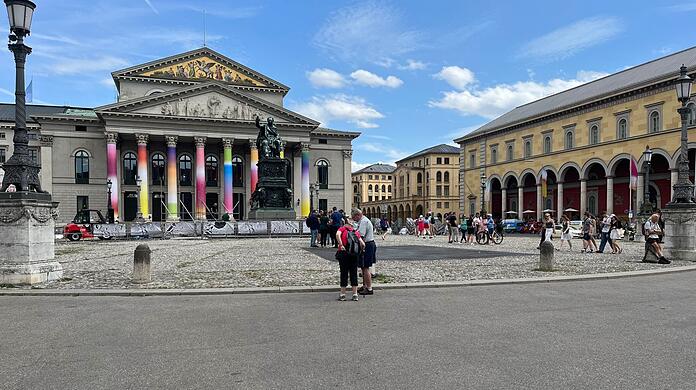 Eine Wiese und gepflegte Blumenbeete, wie am Gärtnerplatz, ergänzt mit Bänken, würden gut auf den Platz vor dem Nationaltheater passen, findet Christoph Sattler.