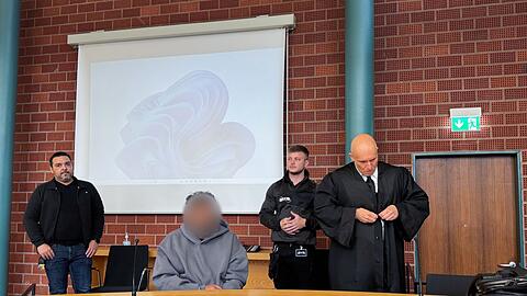 Dem angeklagten 50-Jährigen wird Mord aus niedrigen Beweggründen vorgeworfen.